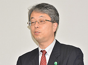 2013年度の事業を説明する菊池事業部長