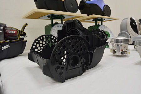 肉ぬすみという手法で穴を空け、軽量化を実現した