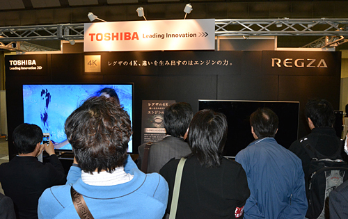 黒山の人だかりができた東芝のブース