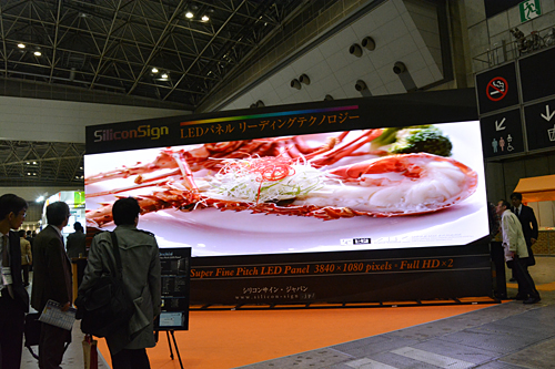 フルHDの約2倍の解像度をもつシリコンサイン・ジャパンのLEDスクリーン