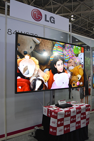 LGの84型ディスプレイ。視野角が広く横からみても美しい映像が楽しめた