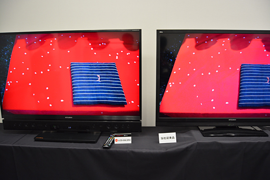 左が新モデル、右が白色LED採用の従来のテレビ。色の鮮やかさがアップした