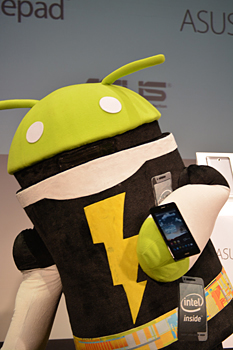 記者会見場にインテル ドロイド君が登場