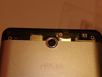 背面上部を外すとmicroSDHC/SDカード、SIMカードのスロットが現れる