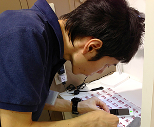 フィルム貼りサービスの様子