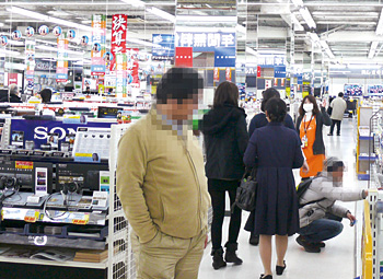 ケーズデンキ吹上店は棚を低くして高齢者に対応