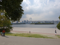 ソニー「Cyber-shot RX100」の広角端(左)と望遠端の作例