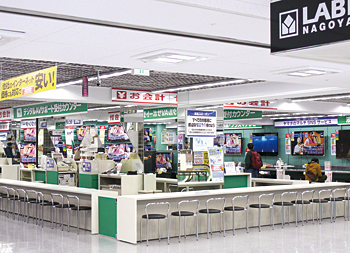 ヤマダ電機LABI名古屋2階は中央に大規模なカウンターを設け、お客様が待たずに配送手続きやサポート受付ができるようにしている