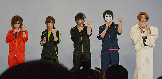 活動量計「Fitbit Flex」をつけたゴールデンボンバーとIKKOさんが登場