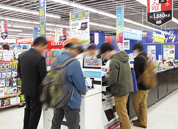 ビックカメラ名古屋駅西店ではタブレット端末コーナーに毎日人だかりができる