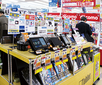 ソフマップ名古屋駅ナカ店では、タブレット端末を展示した棚の下に関連するアクセサリを置いて目にとまるようにしている