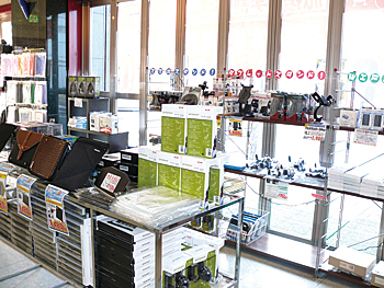 タブレット端末のアクセサリコーナーを若者向けに仕上げたグッドウィルEDM