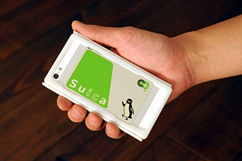 背面にはカードを収納できる