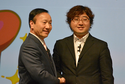 ドコモの加藤社長（左）とLINEの森川亮社長