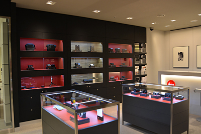 赤と黒でデザインされた店内