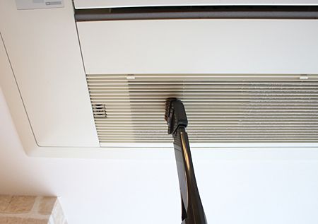 天井埋め込み式のエアコンのホコリへも「2WAY ロングノズル」がラクに届く