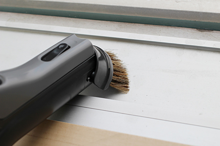 手元パイプの先に付属する「すみずみブラシ」は棚や溝などの掃除に便利