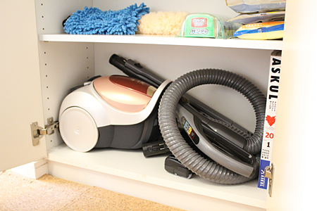 コンパクトな本体で、収納場所も自由。A4サイズの本が入る程度の奥行きしかない棚にもホースごと入った