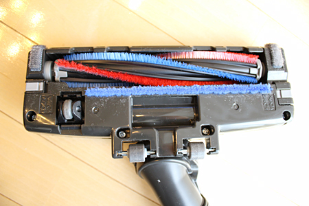 軽い力でヘッドが進む「自走式パワーブラシ」はじゅうたんがある部屋には効果抜群。「Be-K」にはこのヘッドの差で三つのモデルがある