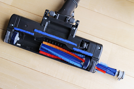 サイクロン式の「TC-EXC10P」に付属する「毛がらみ除去機能」付きの「自走式パワーブラシ」。