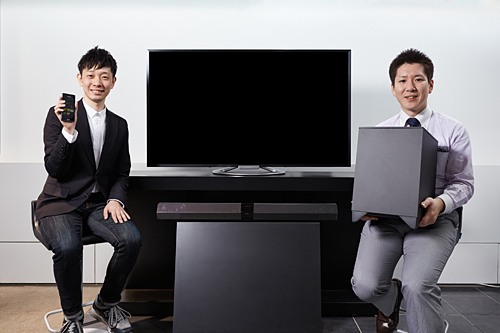 力石編集長(左)とソニーマーケティング ホームシアター マーケティングの油井薫マネジャー(右)