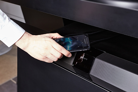 NFC対応スマートフォンをかざすと、自動でBluetoothでつながる