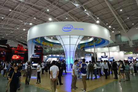 インテルのブースには初日の朝から世界中のプレスや来場者が訪れた