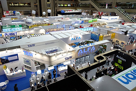 日本ではあまり見かけない中小メーカーの展示も