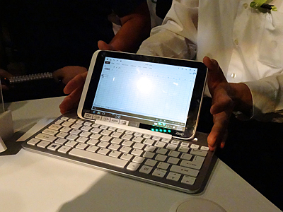 専用のキーボードの上に本体を設置