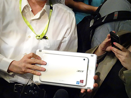 使わないときはキーボード背面の凹みにタブレットをはめ込むことができる