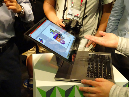 ディスプレイを前に倒すとタッチ操作がしやすくなる