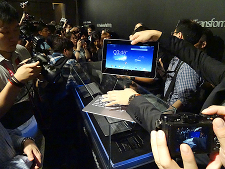 液晶ディスプレイ部を取り外すことでAndroidタブレット端末して利用できるように