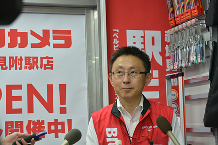 オープンの喜びを語る堀越店長