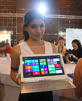 画面サイズをアップした「VAIO Duo 13」。ブラックとホワイトがある