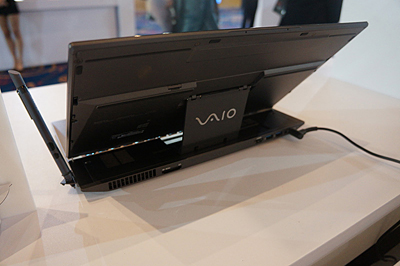 背面のスタンドは液晶ディスプレイのセンター部だけになった