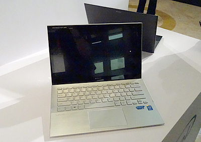 新登場の「VAIO Pro 13」(前)と「11」。キーボード部はアルミ素材を採用している