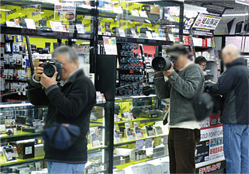 ヨドバシカメラマルチメディア仙台では一眼レフを手に取るお客様が多い