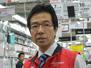 ビックカメラのベストを着た日本マイクロソフトの樋口社長