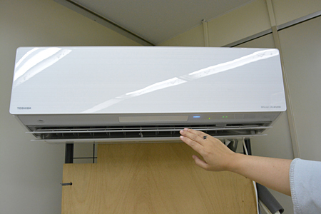 吹出し口から冷たい風が流れる