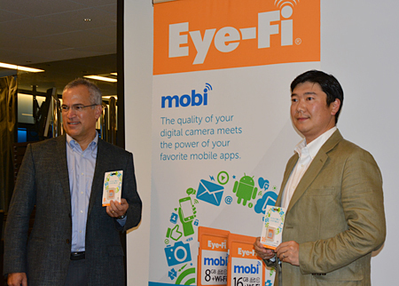 米Eye-Fiのマット・ディマリアCEO（左）とアイファイジャパンの田中大祐代表取締役