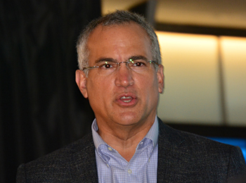 ディマリアCEOは「Eye-Fi Mobiカード」の開発の経緯を語った