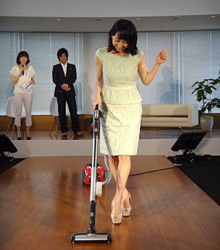 音を奏でる掃除機に驚く東尾さん