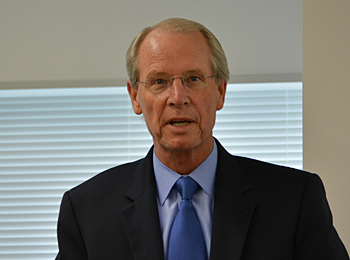 開発の経緯を説明する米マカフィーのトッド・ゲブハート副会長