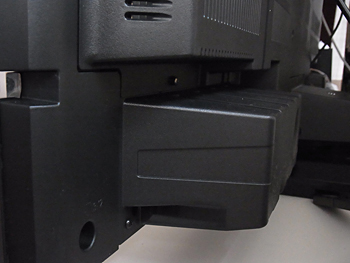 大型のバスレフボックスを採用