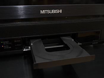 BDドライブは前面トレイで取り出しやすい