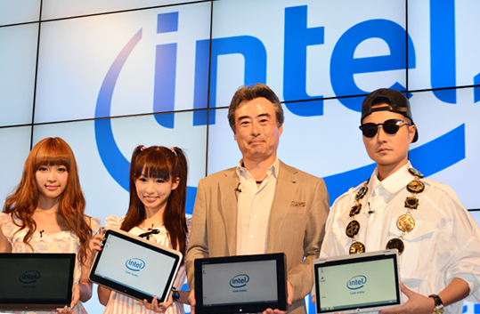 左から、松本愛さん、椎名ひかりさん、吉田社長、VERBALさん