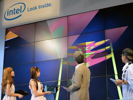 ウルトラブックで作成した“羽根”をスクリーンに飛ばすデモンストレーション