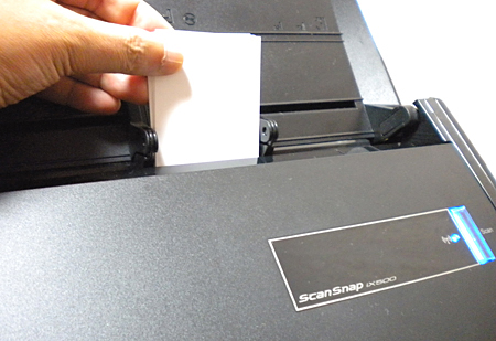 オートフィーダーに名刺をまとめてセット