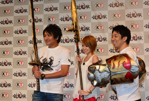 『討鬼伝』に登場する武器を持って南明奈さん、佐藤哲夫さん、真栄田賢さんがポーズ