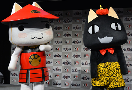 トロが「モノノフ」、クロが「鬼」に扮して登場